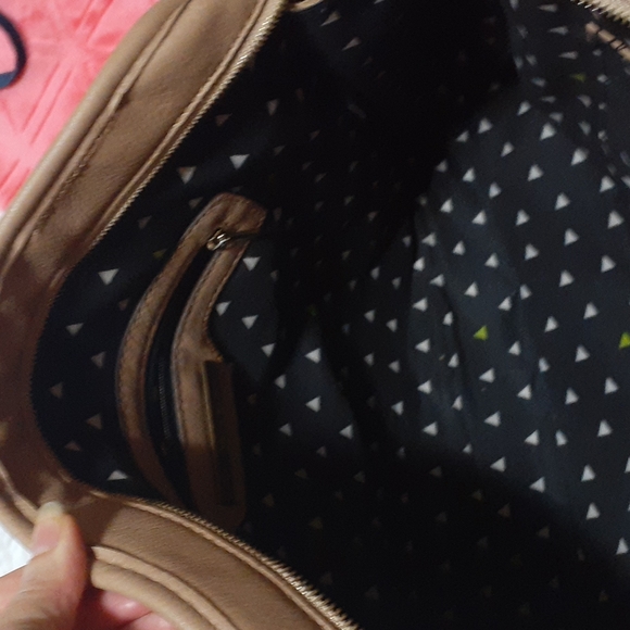 Tan purse by street level - Picture 6 of 9